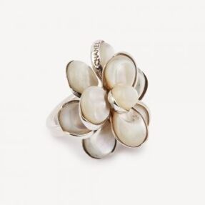 Bague Camélia Chanel d'occasion authentifiée - collection Camélia Chanel