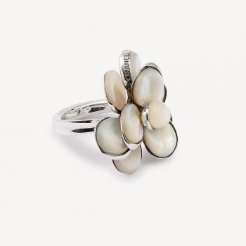 Bague Camélia Chanel d'occasion authentifiée - Comment nettoyer une bague en argent