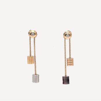 Boucles d'Oreilles Quatre. Bijou d'occasion femme signé BOUCHERON en or 18 carats et diamants.