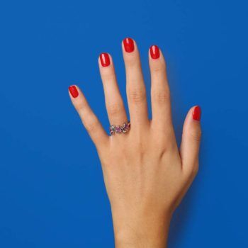 Bague Cartier d'occasion portée sur main