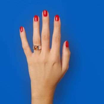 Bague Tank Cartier d'occasion portée sur main