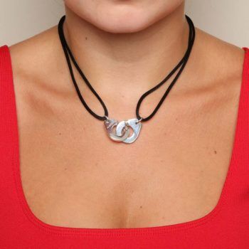 Pendentif Dinh Van porté sur mannequin