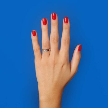 Bague Cartier Tank d'occasion portée sur main