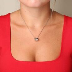 Pendentif Gucci Icon porté sur mannequin