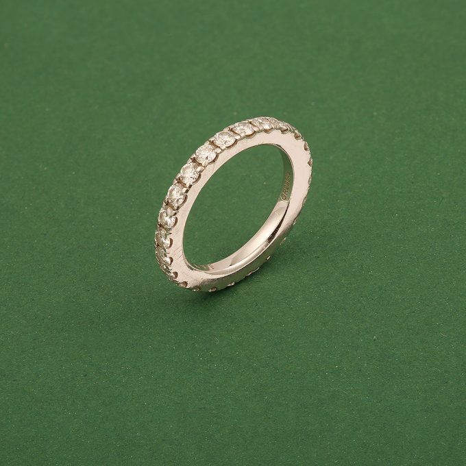 Second hand Graff wedding ring : Authenticated jewel - difference between white gold and platinum - Luxury wedding ring