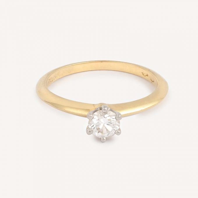 Solitaire Tiffany Setting par Tiffany & Co d'occasion authentifié - qu'est-ce qu'un carat ? - collection Tiffany Setting Tiffany & Co - assortir bague de fiançailles et alliance